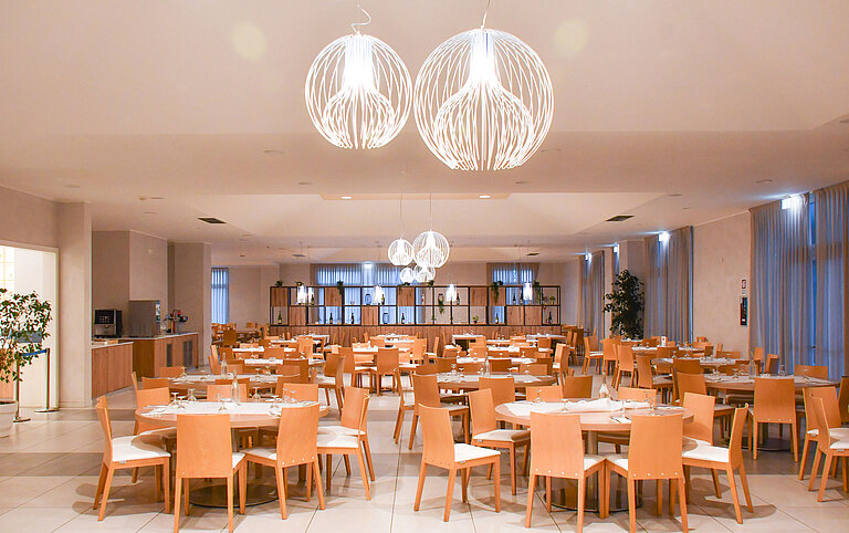 Main restaurant Spacious dining room at Maritim Resort Calabria with elegant lighting and ample seating