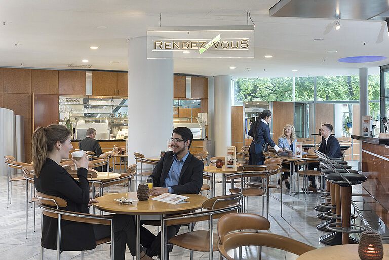Rendezvous Lobby-Bar and café  The Café Rendezvous at Maritim Hotel Frankfurt with guests enjoying coffee and friendly staff providing service.