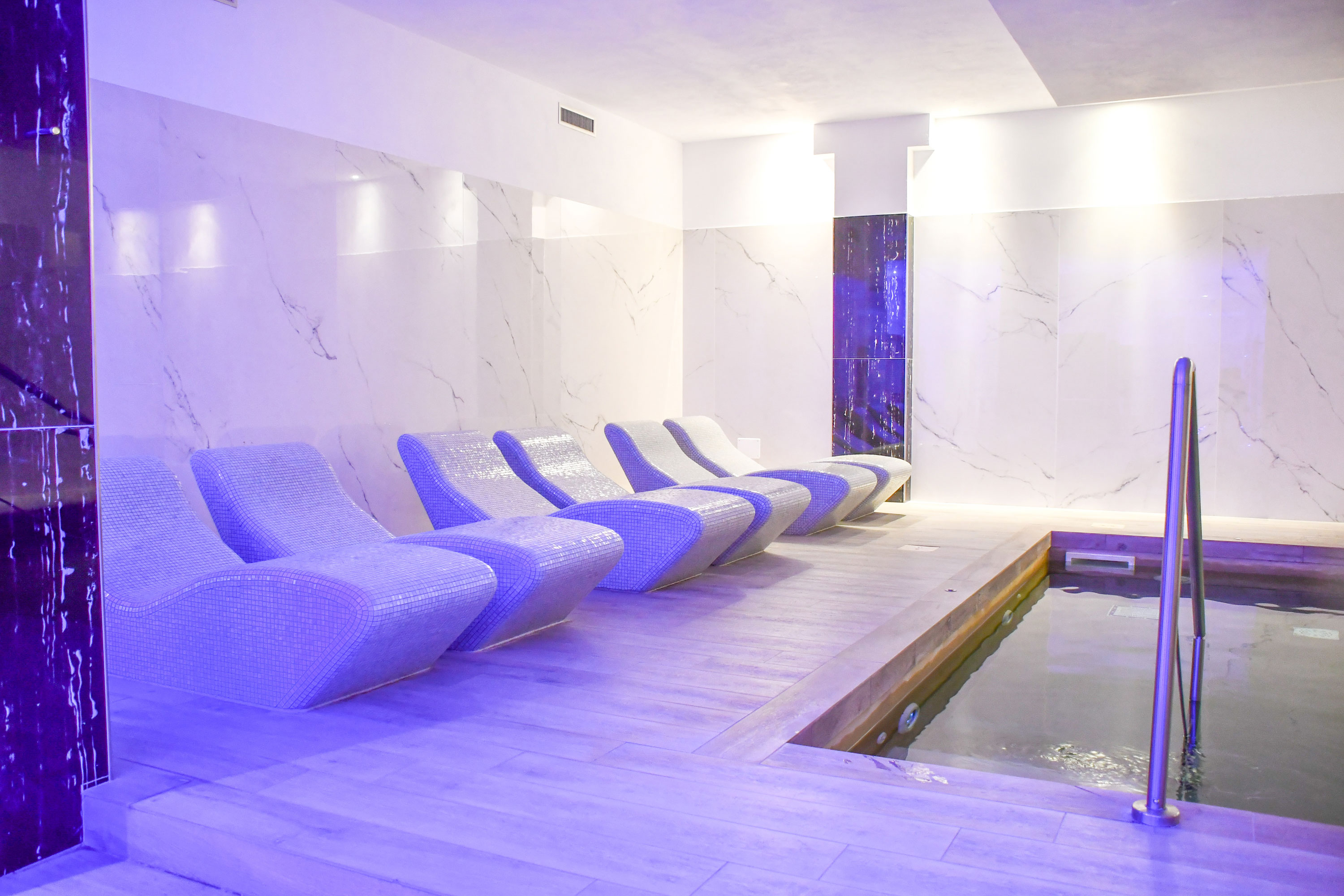 Relaxation area with pool  Relaxation area with heated pool and loungers in the spa of Maritim Resort Calabria