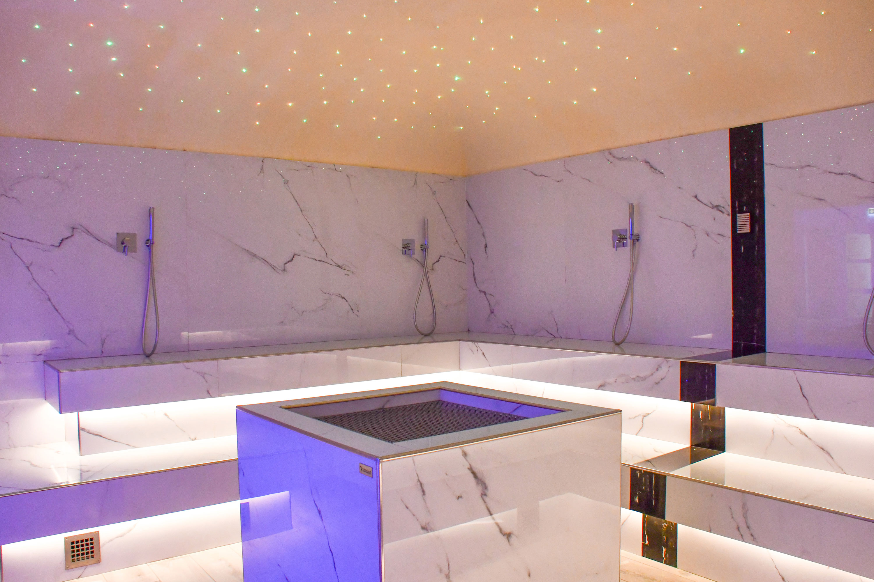 Steam room with star ceiling Modern steam room with marble and starry ceiling at Maritim Resort Calabria for exclusive relaxation.